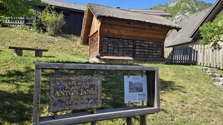 Čebelnjak Antona Janše v Breznici na Gorenjskem.